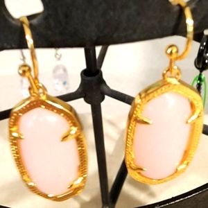 Petite earrings pastel pink